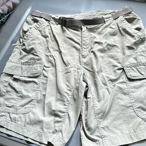 Columbia lightweight cargo Omni Wick shorts